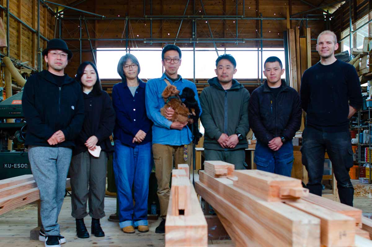 お茶旅号 制作中 宮大工が骨組みを組み立てる